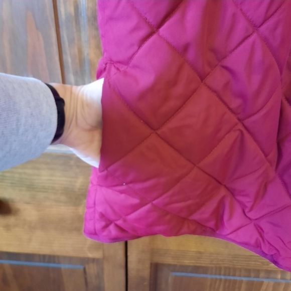 Coldwater Creek burgundy red quilted faux fur lined zip up nylon vest - Picture 7 of 10